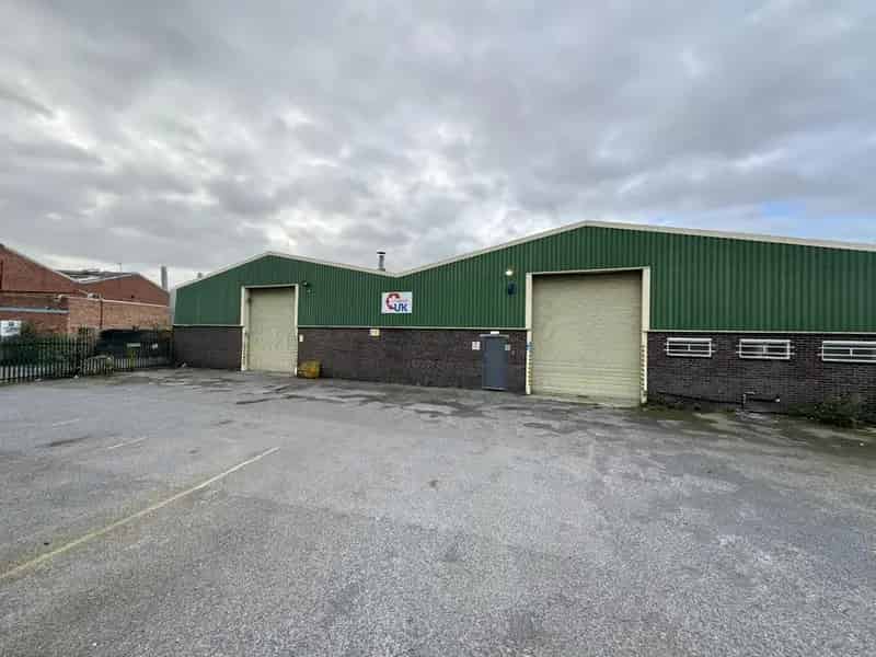 Warehouse Unit with Self Contained Yard and Secure Parking