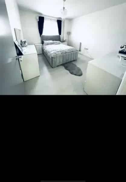 Spacious 1-Bedroom Flat Top Floor Parking Permits Near Train Station