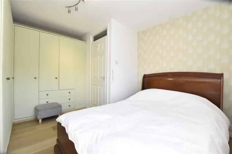 One Bedroom Maisonette with Private Parking and Outdoor Space