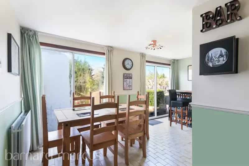 Three Bedroom Family Home Sutton Garden Suburbs Near Greenshaw High School