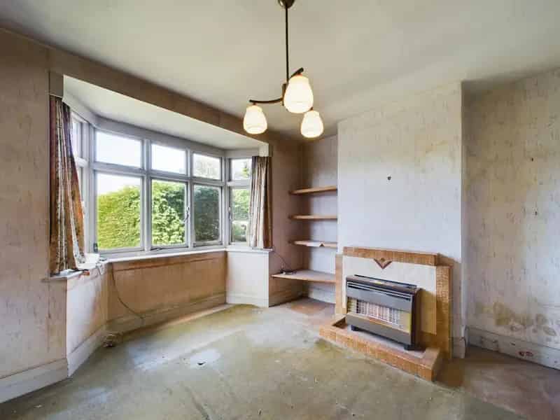 3 Bed End Terrace House - Needs Modernisation - Off Road Parking