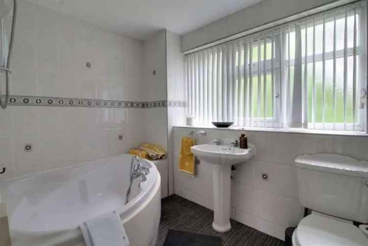 2 Bed Flat for Sale - Spacious Apartment with Garage - Short Lease