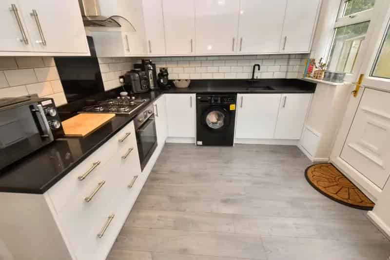 Charming Modern Townhouse with 2 Bedrooms and Garden