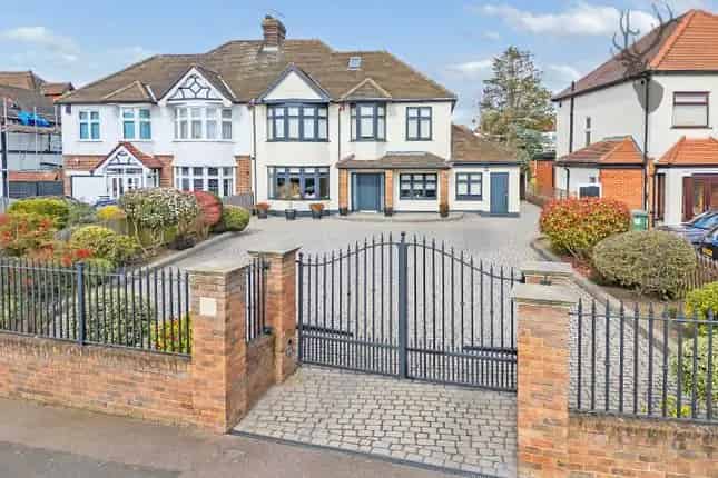 Spacious Family Home for Sale in The Ridgeway London E4