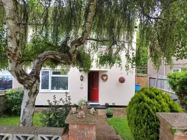 Large 3 Bed End Terrace House with Gardens