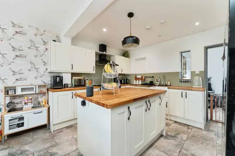 5 Bedroom Semi-Detached Home Family Ideal Large Garden Parking