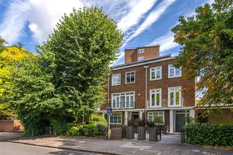 4 bedroom house in St John's Wood
