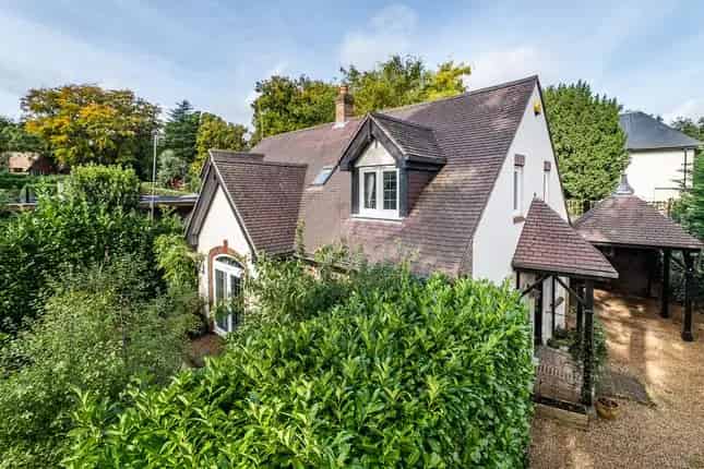 Detached House for Sale in Kingston Upon Thames