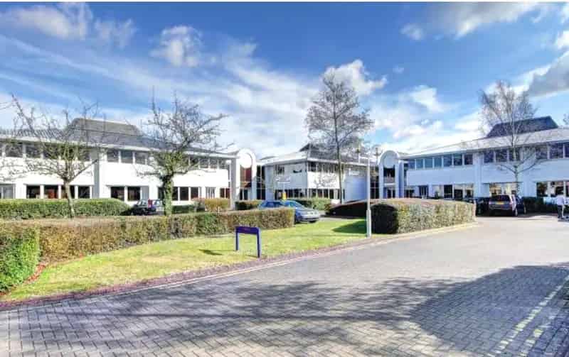 Modern Lakeside Offices in Twyford Business Park
