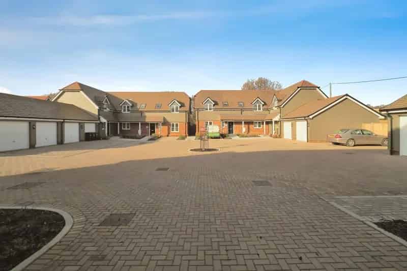 4 Bedroom Semi-Detached Home with Garage and Parking