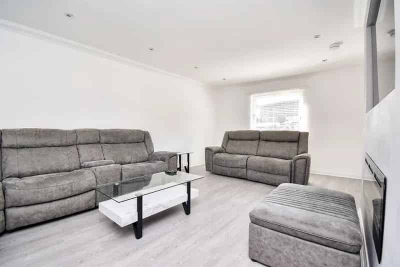 2 Bedroom Mews House for Sale in Kilsyth