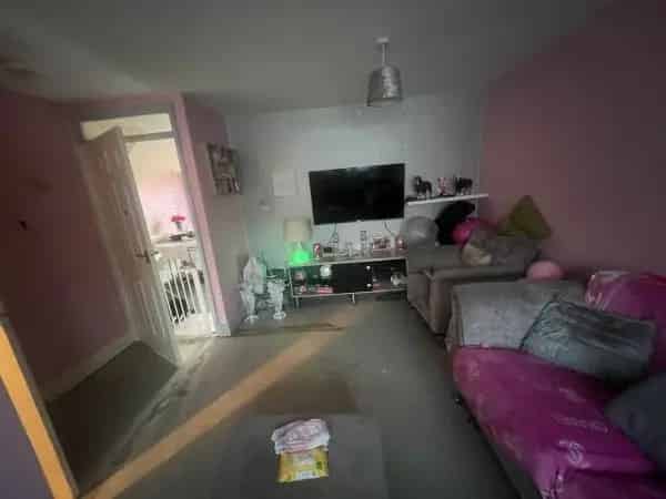 2 Bed House with Garden Near Sainsburys