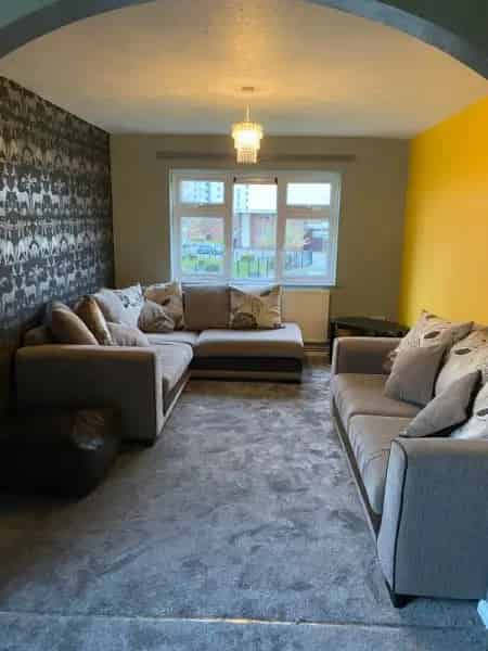 Spacious 2-Bedroom Flat Near Shops and Schools