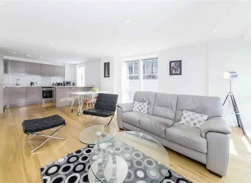 Spacious Modern Apartment with Balcony and Excellent Views