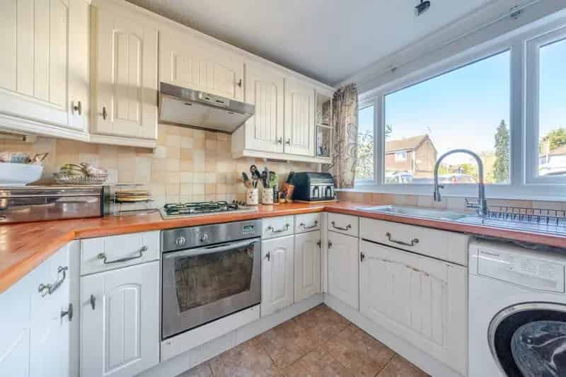 Three Double Bedroom Family Home Near Reputable Schools