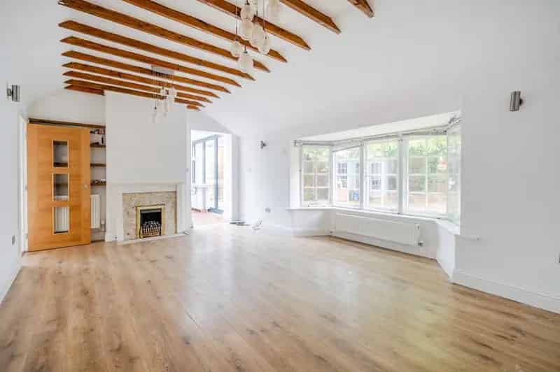 4 Bedroom Semi-Detached Bungalow with Annex - Epsom