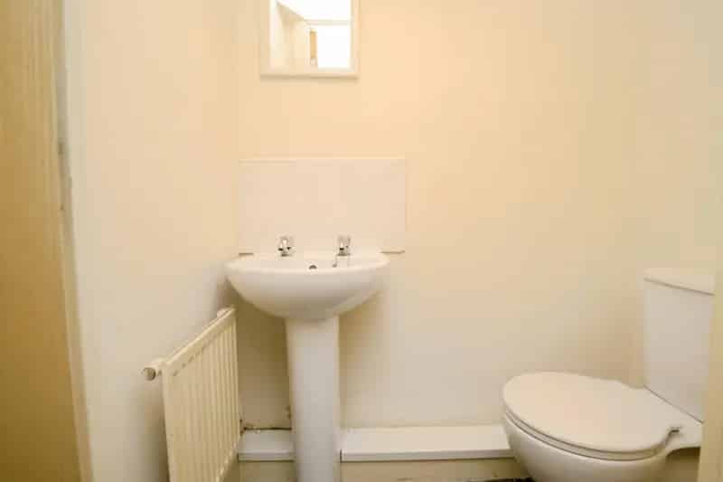3 Bedroom Mid-Terraced House Grangemoor Court