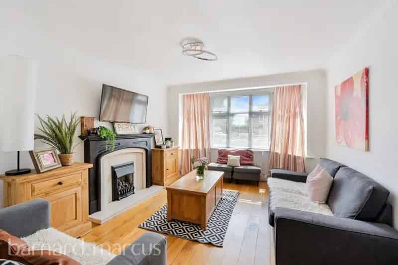 Three Bedroom Family Home Epsom Dirdene Gardens