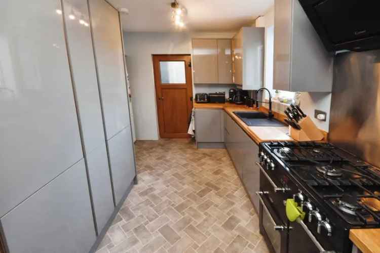 3 Bed House with Conservatory and Large Garden