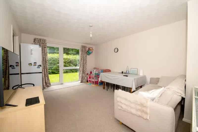 2 Bedroom Ground Floor Flat Communal Garden