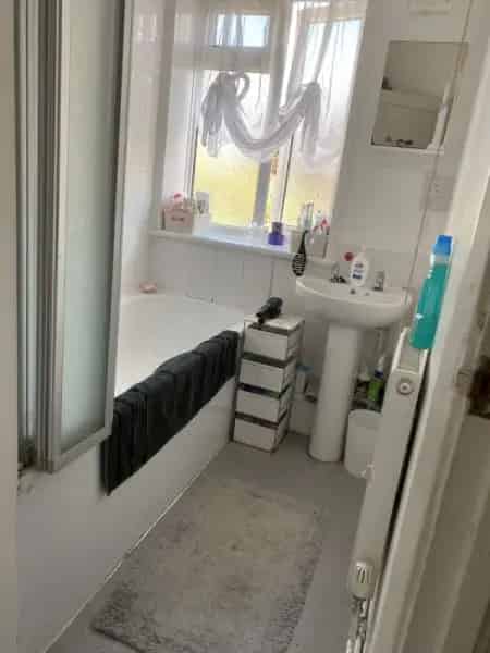 Large 3 Bed House Plus Dining Room Garden Kent