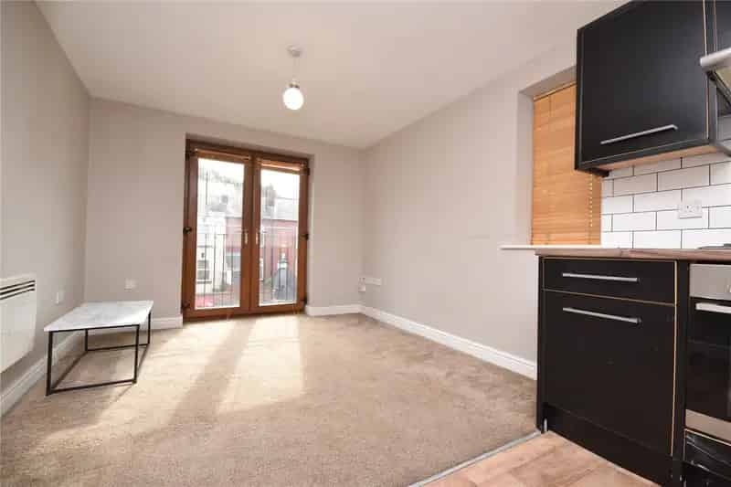 Two Bedroom Apartment Wakefield - Close to Amenities