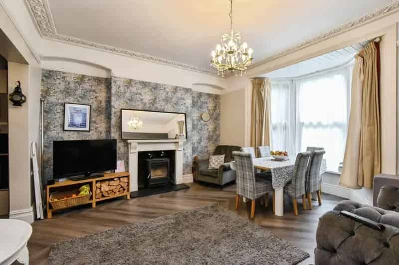 6 Bedroom Detached House Near Excellent Schools and Transport