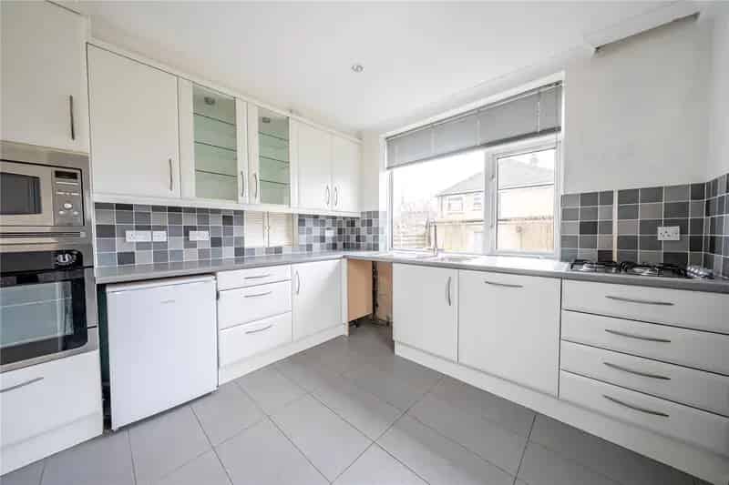 3 Bedroom Semi-Detached House with Gardens and Garage
