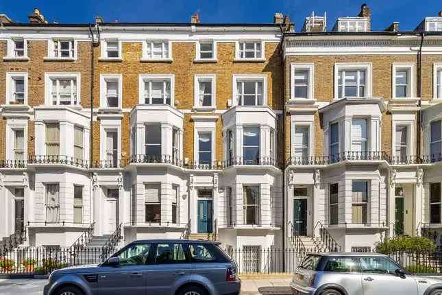 Flat for sale in St. James's Gardens, London W11