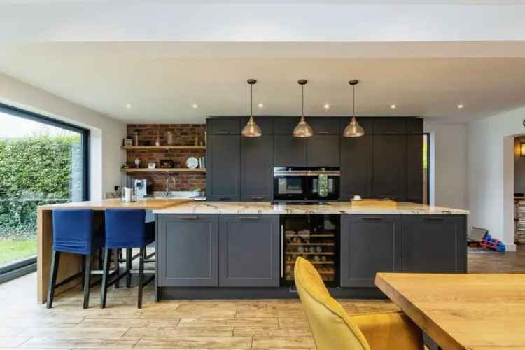 5 Bedroom Family Home Large Garden Single Garage