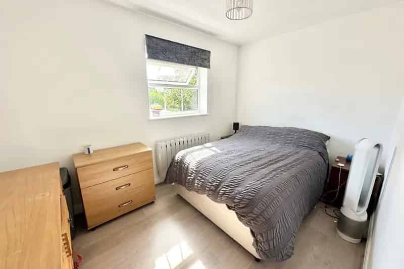Spacious 2-Bedroom House Near Chippenham Town Centre