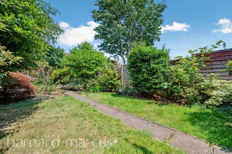 Three Bedroom Semi-Detached House Feltham