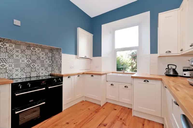 Three Four Bedroom Family Home with Garden Gas Central Heating