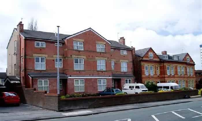 2 Bed Flat Central Birkenhead - Family Friendly