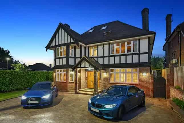 Luxury 5 Bed Detached House Stanmore  Gym Sauna Cinema Room Annex