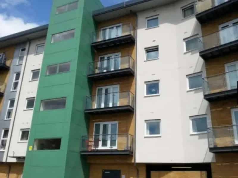 1-Bed Flat in Hatfield Business Park Near Shops and Train Station