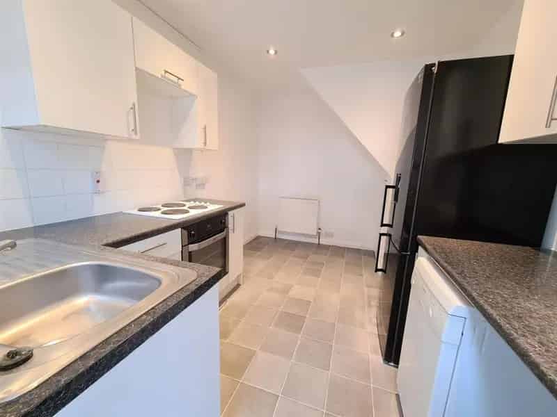 3 Bedroom House For Sale Near 3 Train Stations