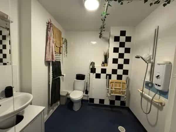 Ground Floor Flat Near Amenities Wet Room Parking