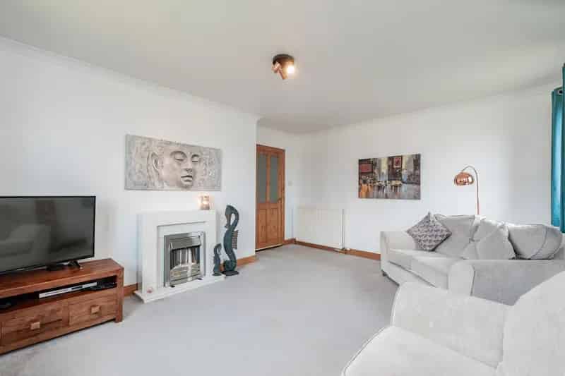 Spacious 2 Bed Top Floor Flat Near Local Amenities