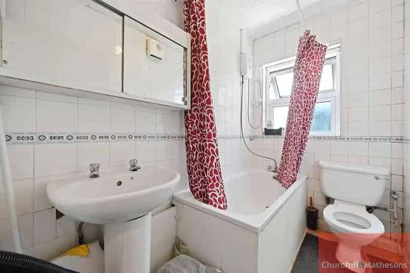 3 Bed Flat for Sale NW10  784sqft SHARE OF FREEHOLD