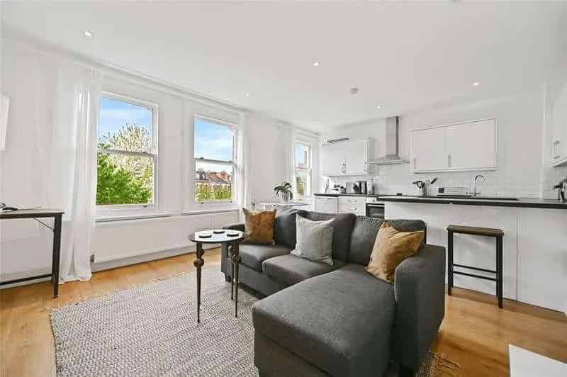 1 Bed Flat for Sale Open Plan Reception and Bedroom Share of Freehold