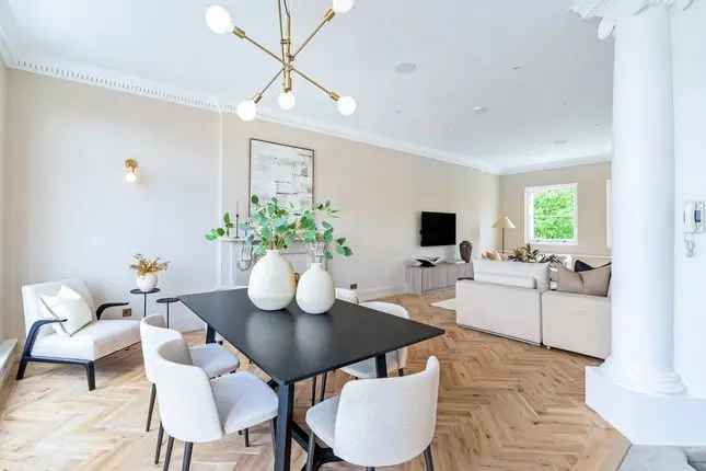 Penthouse for sale in Beaufort Gardens, London SW3