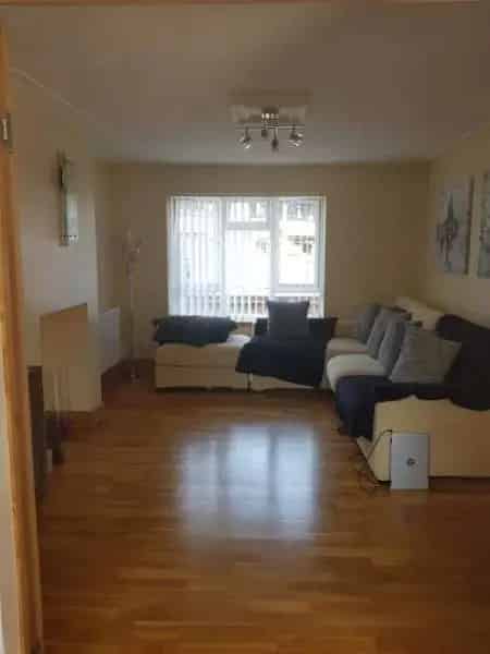 Large 4 Bed House with Garden and Parking