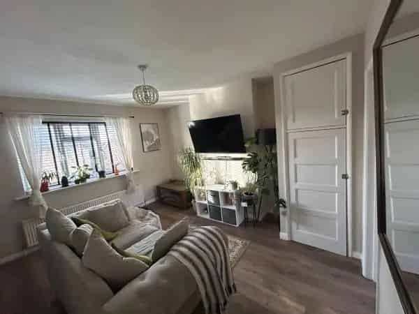 2 Bed Maisonette with Private Garden Near Station and Schools