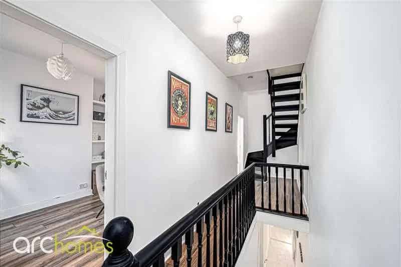 4 Bed House for Sale Large Garden Modern Bathroom En Suite