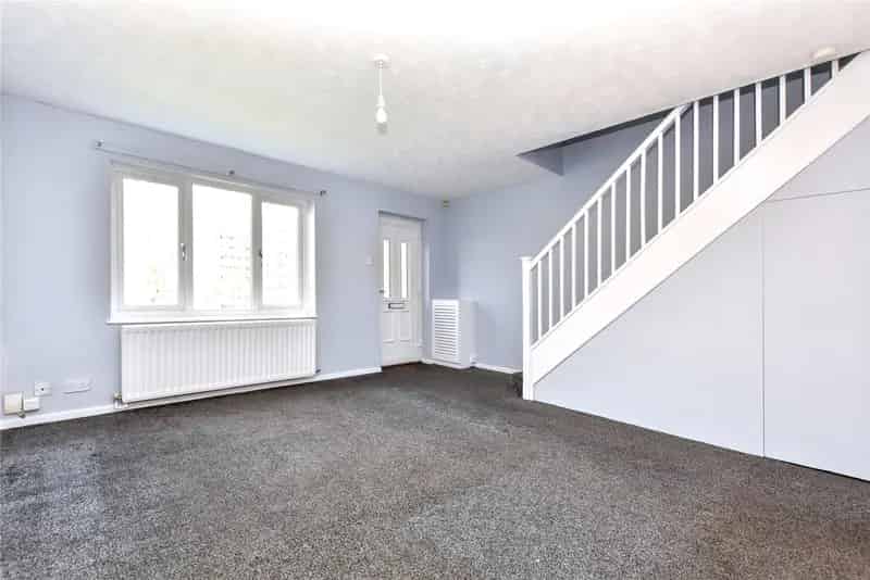 Three Bedroom End Townhouse Near Commuter Links