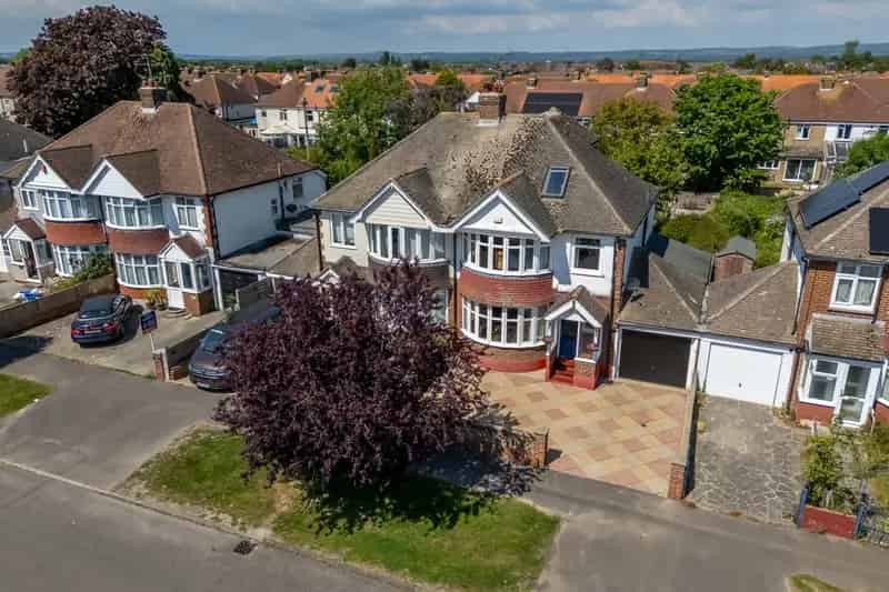 4 Bedroom Family Home with Conservatory and Garage