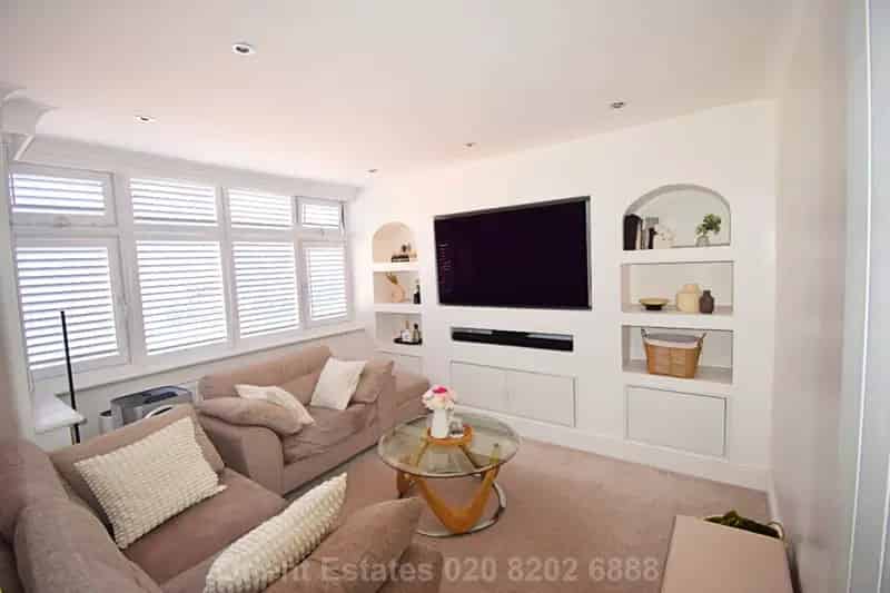 4 Bedroom Semi-Detached House Near Hendon Central Station