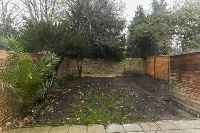 Family Home with Expansion Potential in Ladbroke Grove