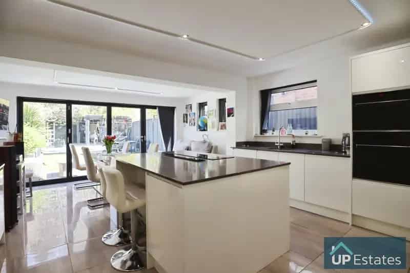 4 Bedroom Semi Detached House to Rent No Upward Chain